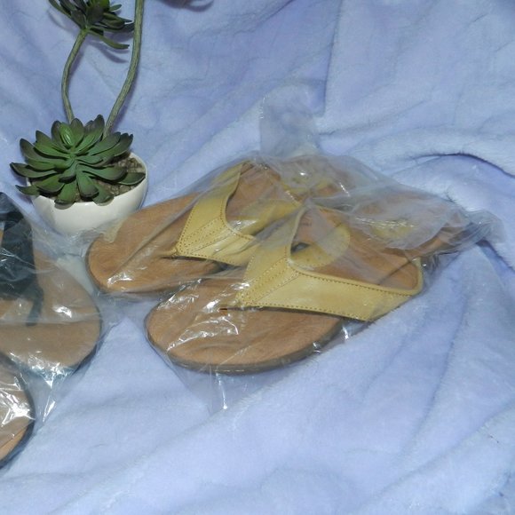 Boc Leather Cushioned Comfort Slide on Sandals Black & Yellow Poppy NEW/NWT! - Picture 4 of 15